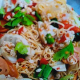 ยํามาม่าหมูสับฮอทดอกหมูยอลูกชิ้นปูอัดเห็ดขาว