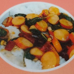 กระเพราไส้กรอกหมูสับราดข้าว