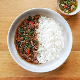 ข้าวราดกระเพราหมูสับลุยไฟ