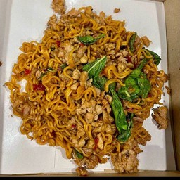 มาม่าคลุกกะเพราหมูสับ