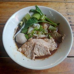 เส้นใหญ่เนื้อน้ำตก