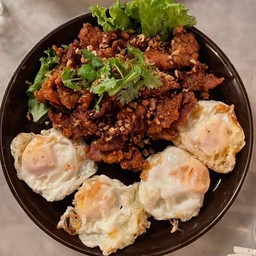 หมูทอดกระเทียม ไข่ดาว4ฟอง