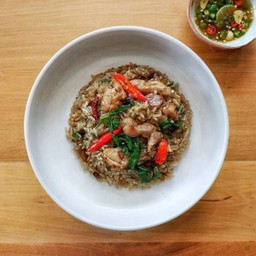 ข้าวคลุกกระเพราไก่ชิ้นลุยไฟ