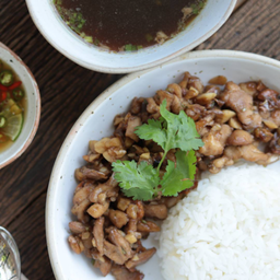 ข้าวหมูทอดกระเทียม