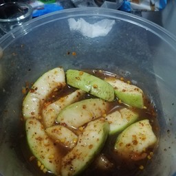 แยกอีกถ้วยให้เห็นเน้นๆฝรั่งเน่าเละๆเผลอกินไปชิ้นแรกเละๆกินชิ้น2สรุปเละเน่า​ ทิ้ง