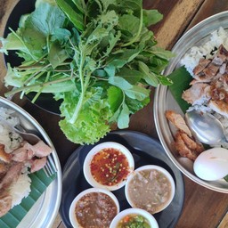 ผักรวม น้ำจิ้มแจ่ว น้ำพริกปลาร้า น้ำพริกกะปิ ตักได้ไม่อั้นครับ