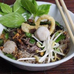 วุ้นเส้นเนื้อน้ำตก