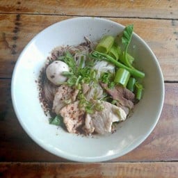 หม่ีขาวหมูน้ำตก