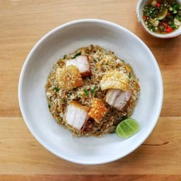 ข้าวผัดหมูกรอบอากงลุยไฟ