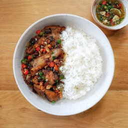 ข้าวราดคอหมูย่างผัดพริกเกลือ