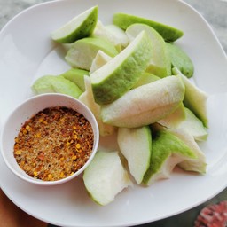 ฝรั่งสดพริกเกลือ