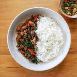 ข้าวราดกระเพราไก่ชิ้นลุยไฟ