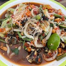 ตำรวมเส้นหอยเชอรี่