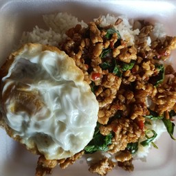 ข้าวกระเพราไก่ไข่ดาว 2 กล่อง+แกงจืดไข่น้ำไก่สับลดไปเลยจ้า 10 บาท และแถมน้ำอีก2แก้วไปเลยจ้าา
