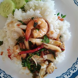 ผัดกระเพราทะเลราดข้าว