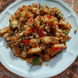 กระเพราสามเกลอราดข้าว(หมูกรอบ,หมูชิ้น,หมูสับ)