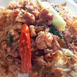 ผัดกะเพราหมูวุ้นเส้นราดข้าว