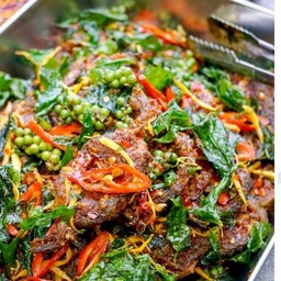 ผัดเครื่องแกงปลาดุกกรอบ(กับข้าว)