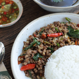 ข้าวกระเพราไก่ชิ้น