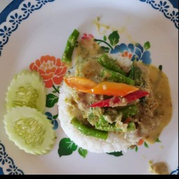 แกงเขียวหวานเนื้อราดข้าว