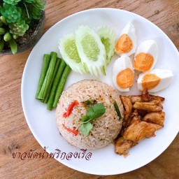 ข้าวผัดน้ำพริกลงเรือ