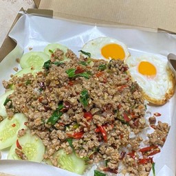 กะเพราถาด หมูสับ ฟรี ไข่ดาว
