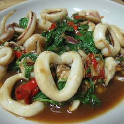 กะเพราปลาหมึก(กับข้าว)