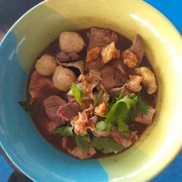 ก๋วยเตี๋ยวเรือศรีสามพราน   by พี่หมู  ( ถนนหน้าพระ ตลาดปฐมมงคง)