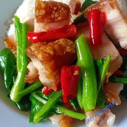 ข้าวยำคะน้าหมูกรอบ