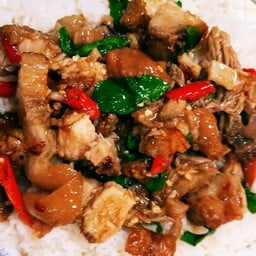 ข้าวกระเพราผสม (หมูกรอบ+ขาหมู)