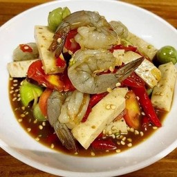 ตำกุ้งสดไก่ยอ