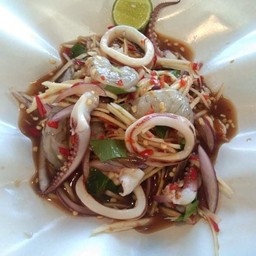 ยำปลาหมึกกุ้งสด