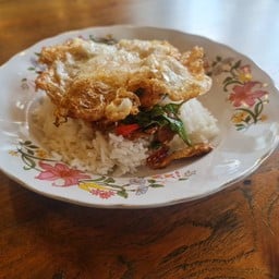 ชุดข้าวหน้ากะเพราไก่ชิ้นไข่ดาว