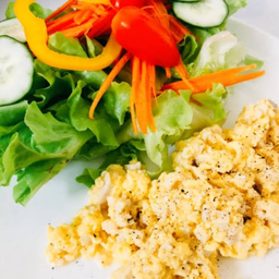 Salad with Scrambled Eggs