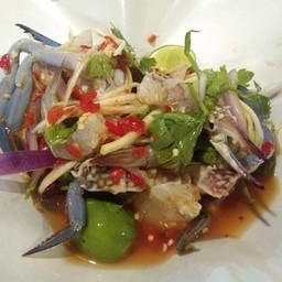 ยำปูม้ากุ้งสด