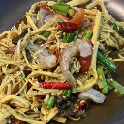 ตำหน่อไม้กุ้งสดปลาร้า
