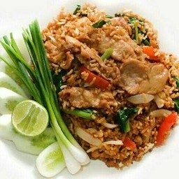 ข้าวผัดรถไฟ+ไข่ดาว แถมน้ำ 1 แก้ว