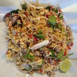 ยำมาม่าหมูสับ