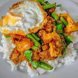 ผัดเครื่องแกงราดข้าว+ไข่ดาว+ชาดำเย็น