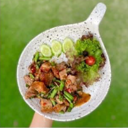 กระเพราหมูกรอบ