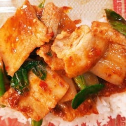 ข้าวเบคอนผัดพริกแกง
