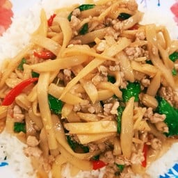 ข้าวกระเพราหน่อไม้หมูสับ