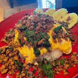 ข้าวกะเพราหมู/ไก่ไข่ข้นลาวา