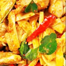 ผัดกะเพราหมูชิ้นหน่อไม้เหลือง(เปฺ็นกับ)