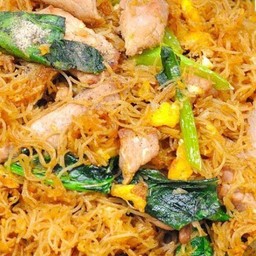 เส้นหมี่ไก่ผัดซีอิ้ว