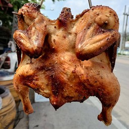 ไก่อบโอ่งดงป่างิ้ว หน้าโรงเรียนบ้านทุ่งเสี้ยวนวรัฐ
