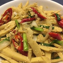 ผัดหน่อไม้เหลืองผัดไข่(ราดข้าว)