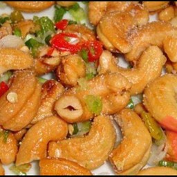 ยำเม็ดมะม่วงทอด