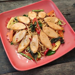 สปาเก็ตตี้ผัดขี้เมาไส้กรอกไก่รมควันหนังกรอบ (Spicy spaghetti with crispy skin smoked chicken sausage)