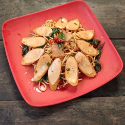 สปาเก็ตตี้ผัดพริกแห้งไส้กรอกไก่รมควันหนังกรอบ (Spicy dried chilli spaghetti with crispy skin smoked chicken sausage)